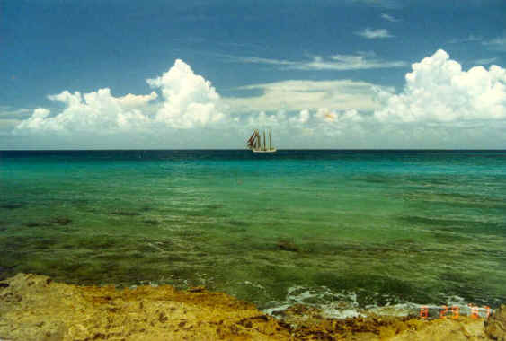 View_west_from_beach_with_sailboat.jpg (60805 bytes)